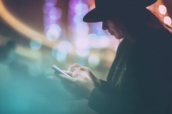 ক্যাসিনো চিপে ঘেরা এক আত্মবিশ্বাসী ডিলার খেলোয়াড়দের KKDB অ্যাকাউন্টে লগইন করতে আহ্বান করছেন—যা দ্রুত ও সহজ লগইন সুবিধাকে উপস্থাপন করে।